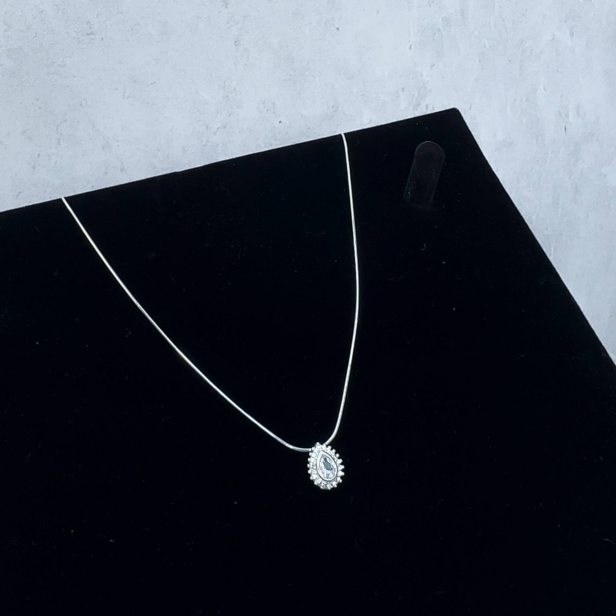 Colar gota com zircônia central