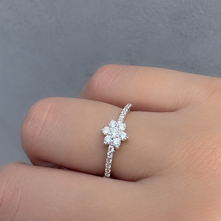 Anel flor de zircônias